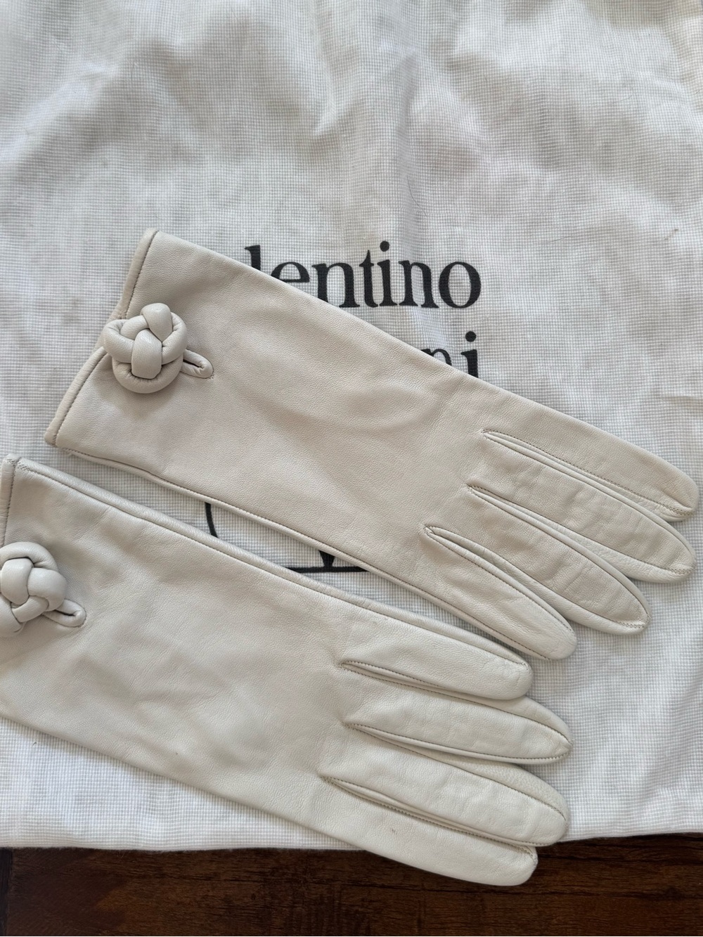 Valentino Garavani Cream Leather Knot-Detail Gloves